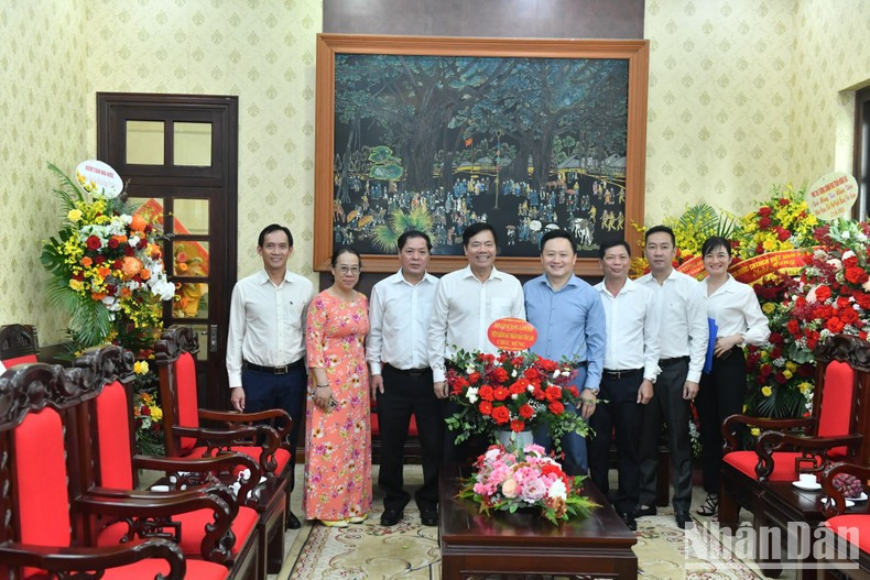 A delegation of the Supreme People’s Procuracy extends congratulations to Nhan Dan Newspaper.