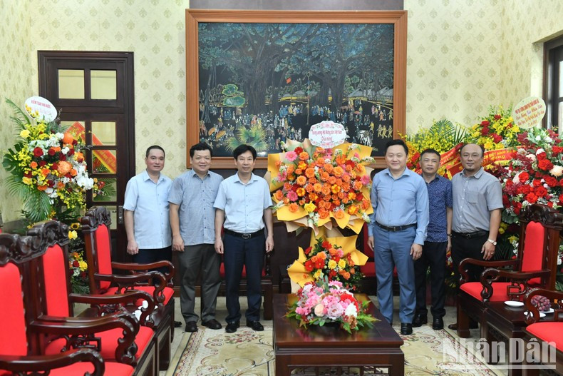 A delegation of the Vietnam Farmers Union extends congratulations to Nhan Dan Newspaper.