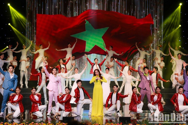 The National Press Awards ceremony opens with an excellent art performance.