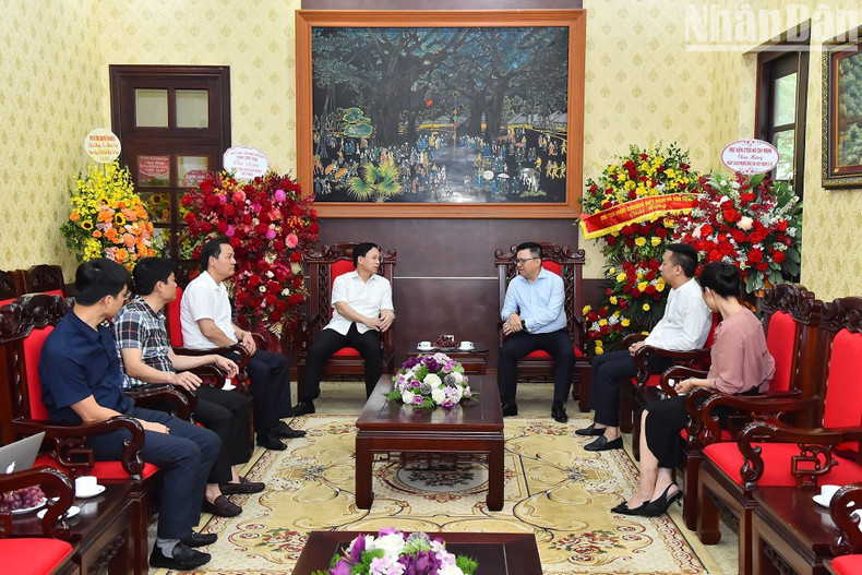 Lang Son Deputy Secretary Hoang Van Nghiem extended his congratulations to Nhan Dan Newspaper. Lang Son Deputy Secretary Hoang Van Nghiem extended his congratulations to Nhan Dan Newspaper.