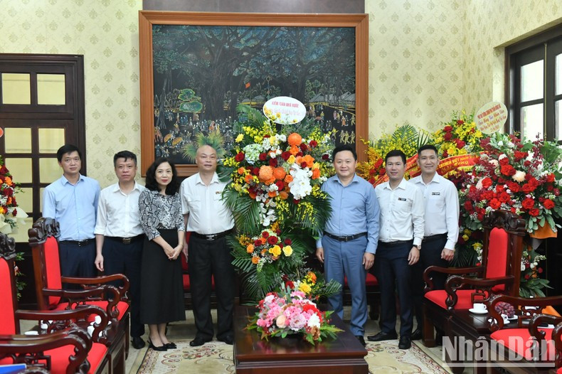 A delegation of the State Audit extends congratulations to Nhan Dan Newspaper.