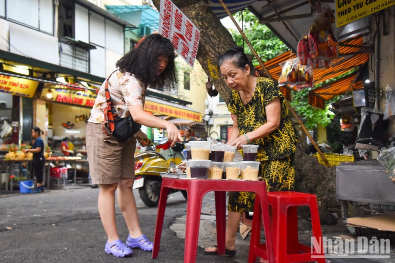 According to tradition, fermented glutinous rice is eaten during the Doan Ngo Festival to eliminate diseases in our bodies, hence the festival to “kill insects”. According to tradition, fermented glutinous rice is eaten during the Doan Ngo Festival to eliminate diseases in our bodies, hence the festival to “kill insects”.
