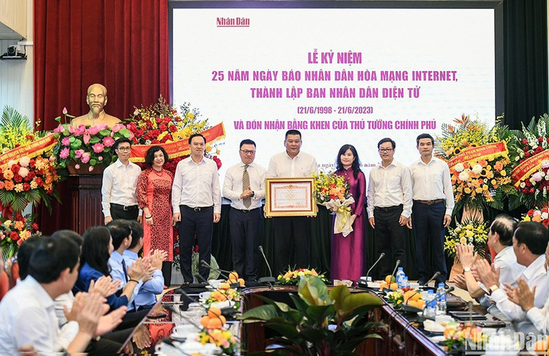 Nhan Dan Online receives the Prime Minister’s certificate of merit at a ceremony to celebrate its 25th founding anniversary.