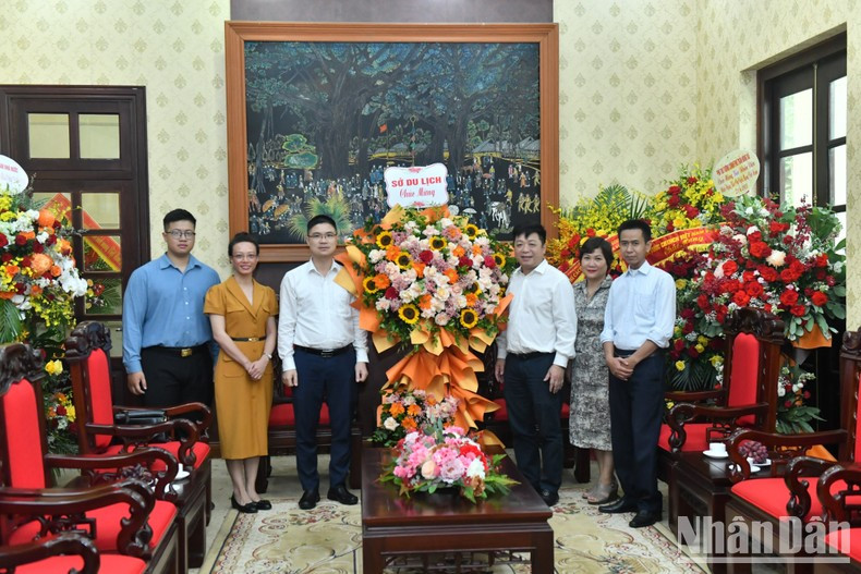A delegation of the Hanoi Tourism Department extends congratulations to Nhan Dan Newspaper.