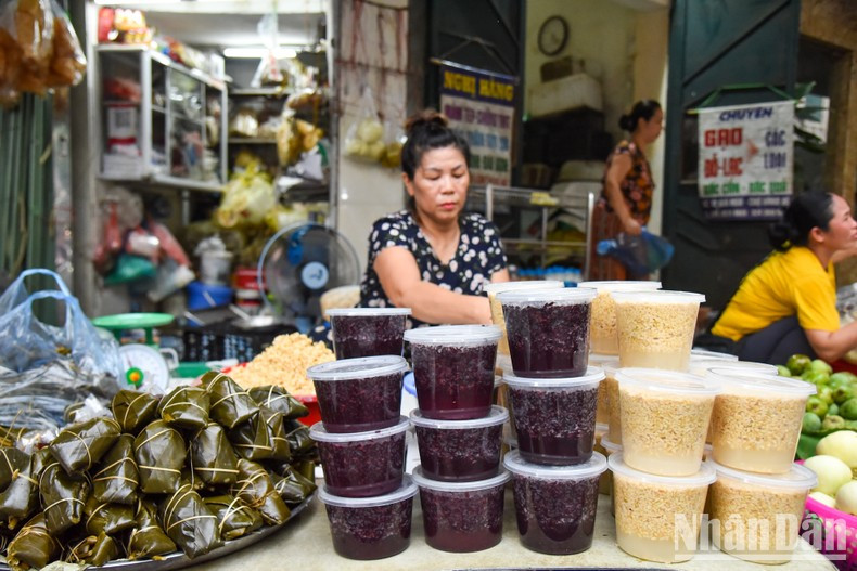 Fermented glutinous rice is packed in small plastic containers. Fermented glutinous rice is packed in small plastic containers.