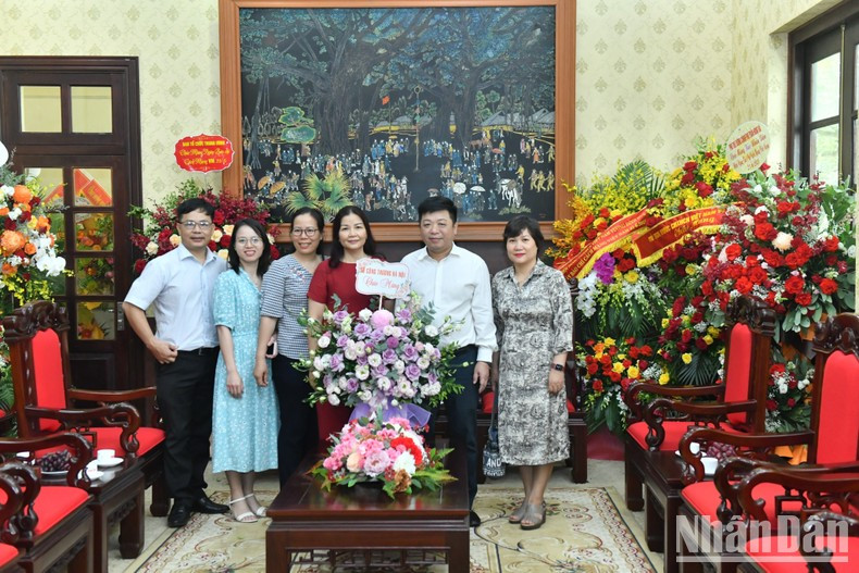 A delegation of the Hanoi Department of Industry and Trade extends congratulations to Nhan Dan Newspaper.