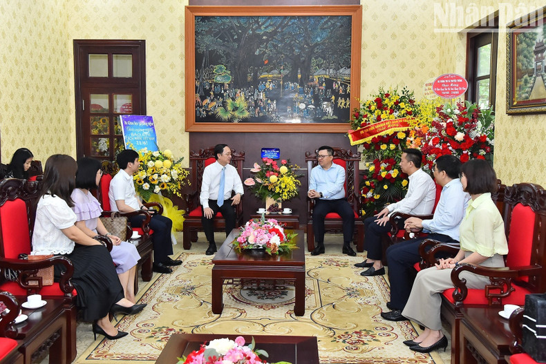 Minister of Science and Technology Huynh Thanh Dat offered his congratulations to Nhan Dan Newspaper, expressing his wish that the newspaper will provide readers with solutions-based journalism. Minister of Science and Technology Huynh Thanh Dat offered his congratulations to Nhan Dan Newspaper, expressing his wish that the newspaper will provide readers with solutions-based journalism.