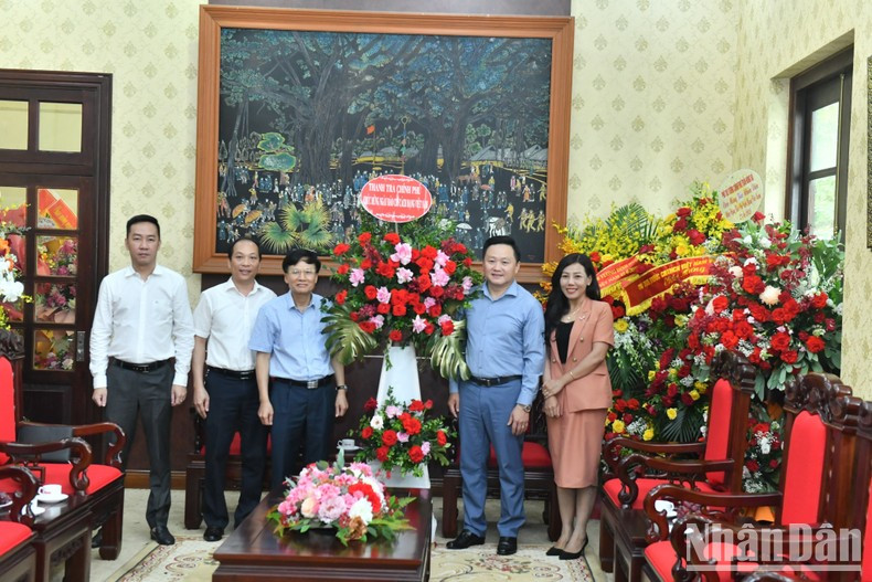 A delegation of the Government Inspectorate extends congratulations to Nhan Dan Newspaper.