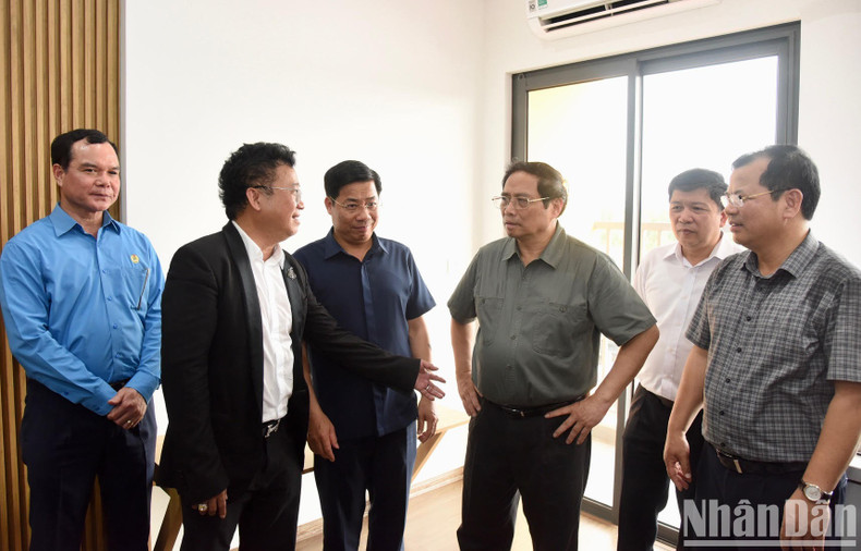 PM Pham Minh Chinh visits a model flat at the worker housing project. PM Pham Minh Chinh visits a model flat at the worker housing project.