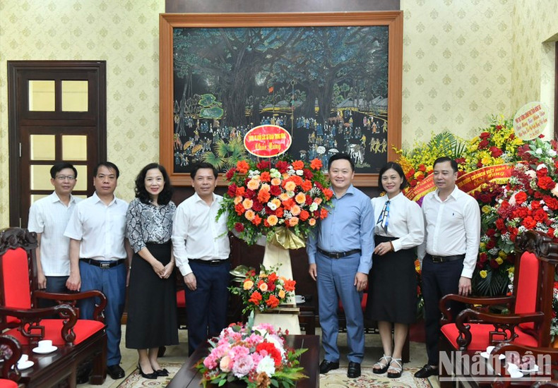 At Nhan Dan’s headquarters in Hanoi, Secretary of the Party Committee of Central Agencies Bloc Nguyen Van The offered his best wishes to the staff of the Party newspaper.