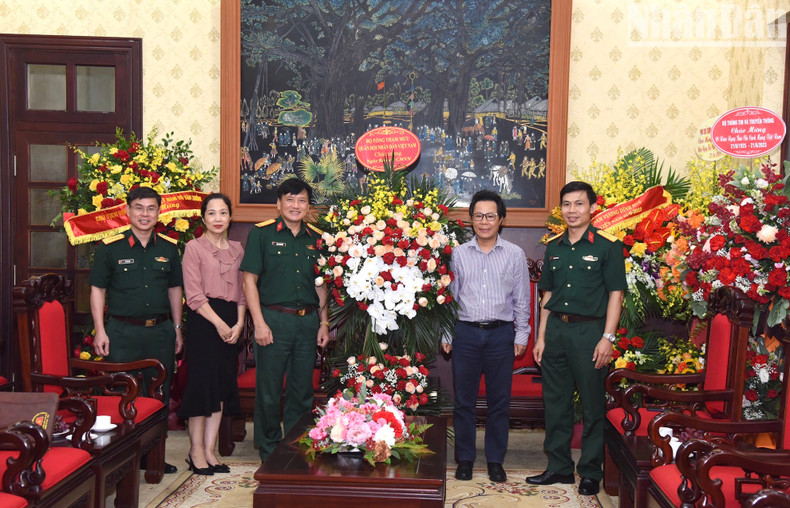 A delegation of the General Staff of the Vietnam People's Army extended congratulations to Nhan Dan Newspaper. A delegation of the General Staff of the Vietnam People's Army extended congratulations to Nhan Dan Newspaper.
