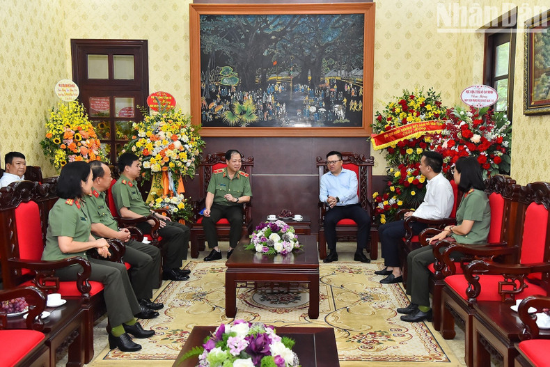 Major General Tran Hai Quan, Commander of the Security Guard Command, extended his congratulations to Nhan Dan Newspaper. Major General Tran Hai Quan, Commander of the Security Guard Command, extended his congratulations to Nhan Dan Newspaper.
