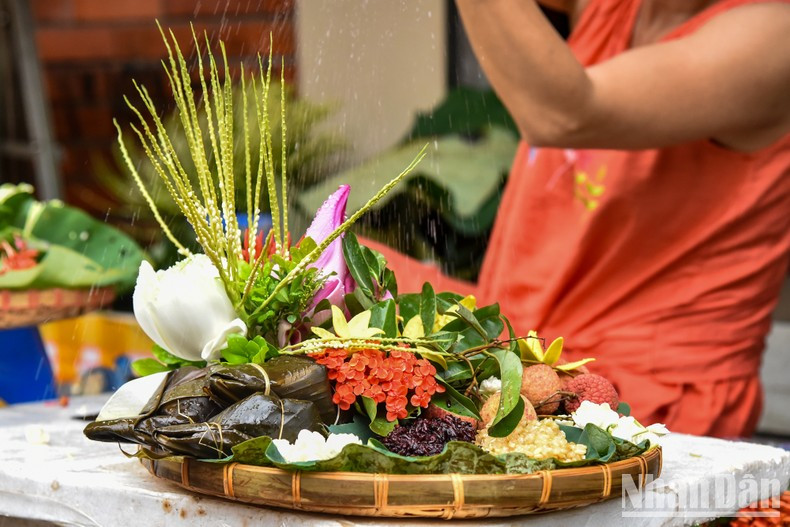 A tray of offerings for the Doan Ngo Festival usually includes lotuses, areca flowers, jasmine flowers, and peony flowers, as well as fruits and fermented glutinous rice. A tray of offerings for the Doan Ngo Festival usually includes lotuses, areca flowers, jasmine flowers, and peony flowers, as well as fruits and fermented glutinous rice.