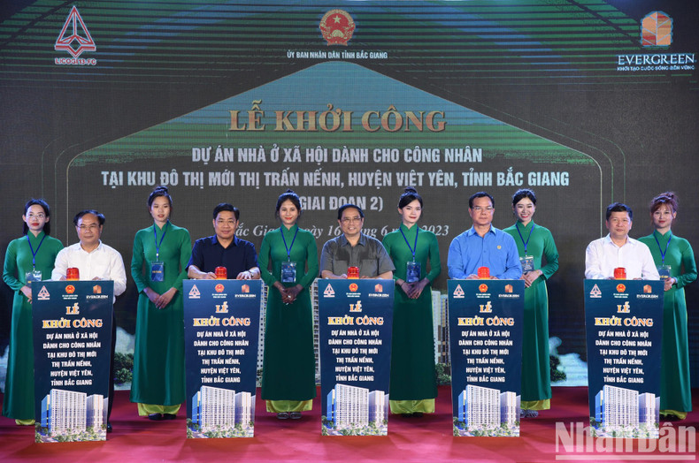 PM Pham Minh Chinh and delegates press the buttons to kick off the project. PM Pham Minh Chinh and delegates press the buttons to kick off the project.