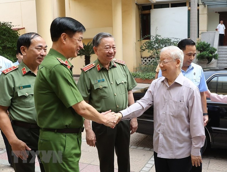 General Secretary Nguyen Phu Trong and the delegates attending the Central Public Security Party Committee meeting. General Secretary Nguyen Phu Trong and the delegates attending the Central Public Security Party Committee meeting.