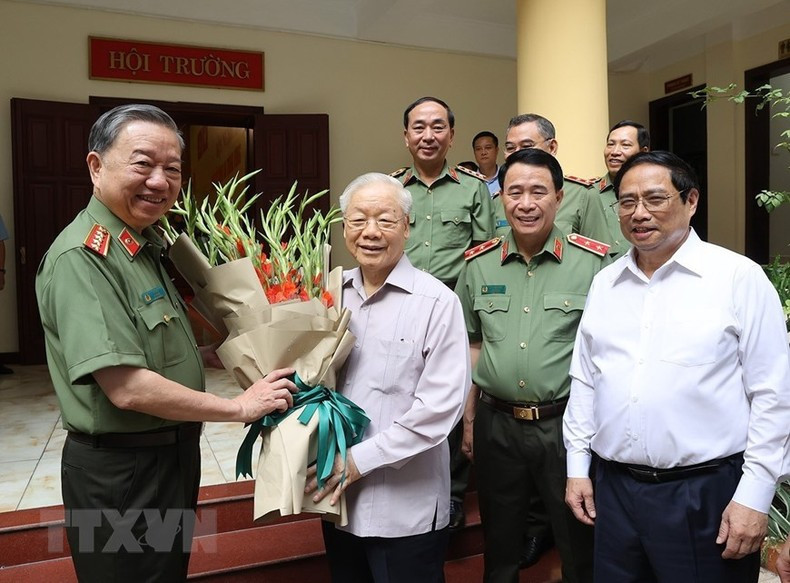 Minister of Public Security To Lam presents flowers to General Secretary Nguyen Phu Trong. Minister of Public Security To Lam presents flowers to General Secretary Nguyen Phu Trong.
