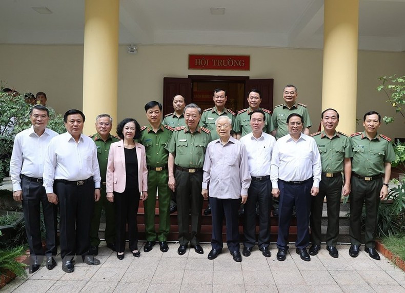 General Secretary Nguyen Phu Trong, President Vo Van Thuong, Prime Minister Pham Minh Chinh and other Party and State leaders attend the Central Public Security Party Committee meeting. General Secretary Nguyen Phu Trong, President Vo Van Thuong, Prime Minister Pham Minh Chinh and other Party and State leaders attend the Central Public Security Party Committee meeting.