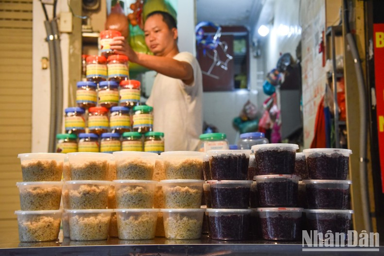 Ruou nep and fruits for the Doan Ngo Festival are put on sale from the early morning at Hang Be Market in Hanoi. Ruou nep and fruits for the Doan Ngo Festival are put on sale from the early morning at Hang Be Market in Hanoi.