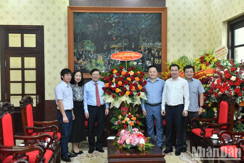 A delegation of the Vietnam Fatherland Front extends congratulations to Nhan Dan Newspaper.