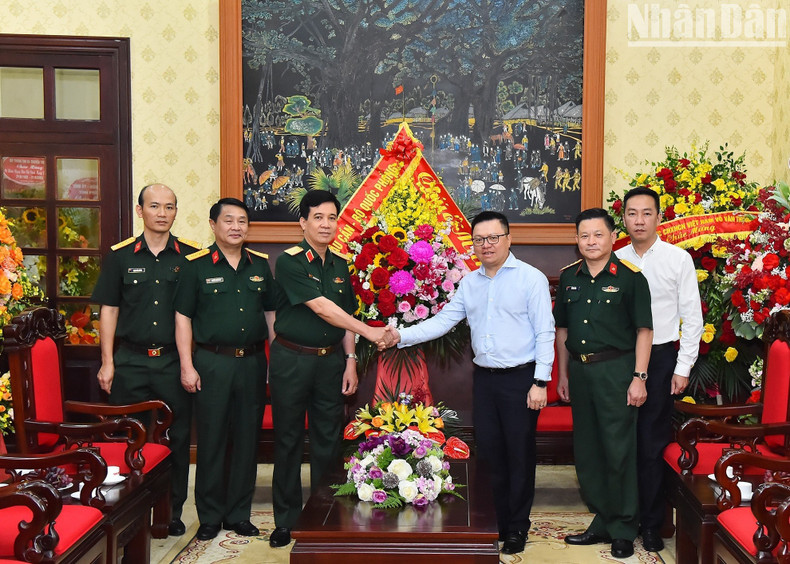 Major General Nguyen Van Cuong, Deputy Political Commissar of the General Department of Logistics, extended his congratulations to Nhan Dan Newspaper. Major General Nguyen Van Cuong, Deputy Political Commissar of the General Department of Logistics, extended his congratulations to Nhan Dan Newspaper.