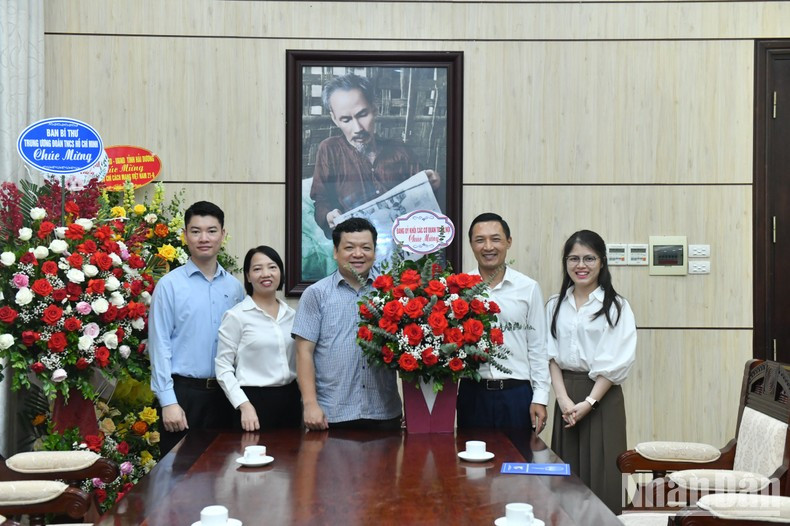 A delegation of the Party Committee of the Hanoi Agencies Bloc extends congratulations to Nhan Dan Newspaper.