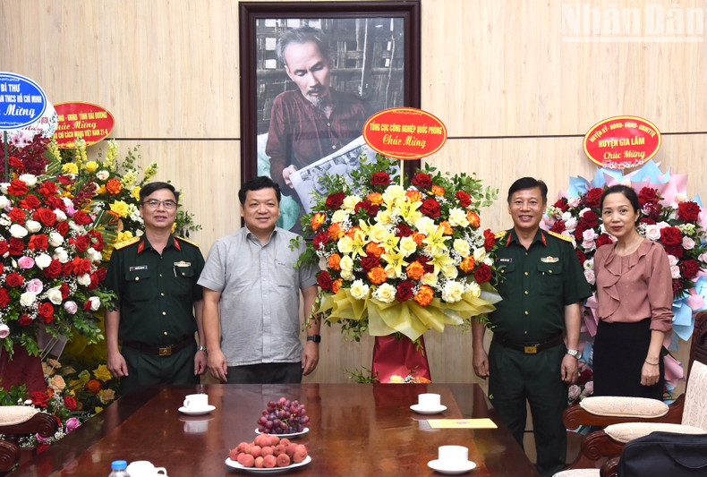 A delegation of the Vietnam Defence Industry congratulated Nhan Dan Newspaper on the occasion of Vietnam Revolutionary Press Day. A delegation of the Vietnam Defence Industry congratulated Nhan Dan Newspaper on the occasion of Vietnam Revolutionary Press Day.