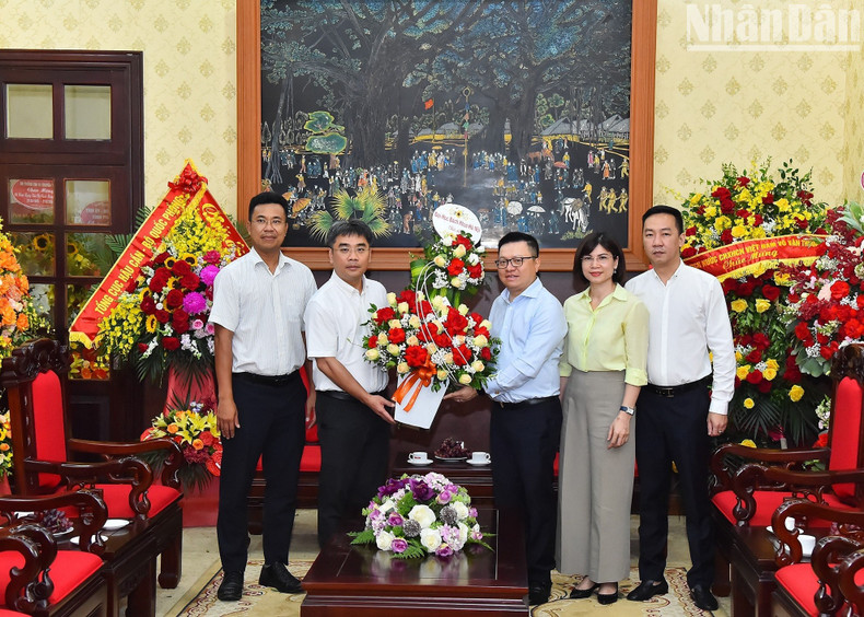 Associate Professor Huynh Dang Chinh, Vice President of the Hanoi University of Science and Technology, extended his congratulations to Nhan Dan Newspaper. Associate Professor Huynh Dang Chinh, Vice President of the Hanoi University of Science and Technology, extended his congratulations to Nhan Dan Newspaper.