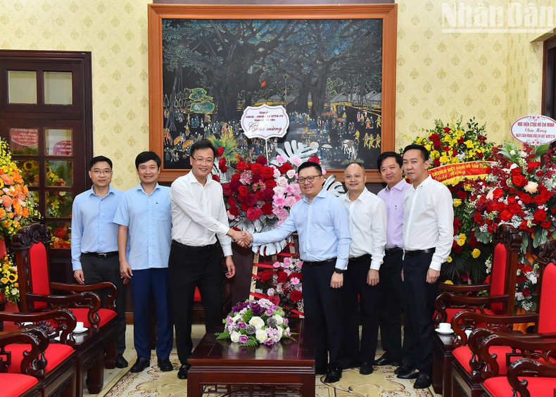Hung Yen Party Secretary Nguyen Huu Nghia extended his best wishes to Nhan Dan Newspaper on the occasion of Vietnam Revolutionary Press Day. Hung Yen Party Secretary Nguyen Huu Nghia extended his best wishes to Nhan Dan Newspaper on the occasion of Vietnam Revolutionary Press Day.