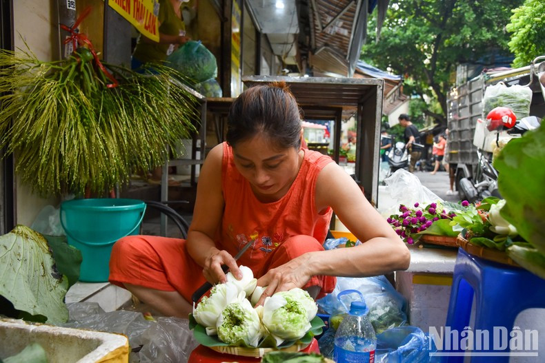 Nu, a local vendor, said she received 50 orders for trays of offerings with nine different ingredients for the Doan Ngo Festival. Nu, a local vendor, said she received 50 orders for trays of offerings with nine different ingredients for the Doan Ngo Festival.