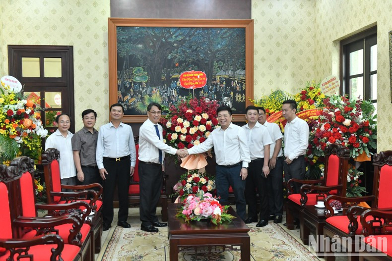 Deputy Head of the Central Organisation Commission Phan Thang An presents flowers to Nhan Dan Newspaper on the occasion of Vietnam Revolutionary Press Day.