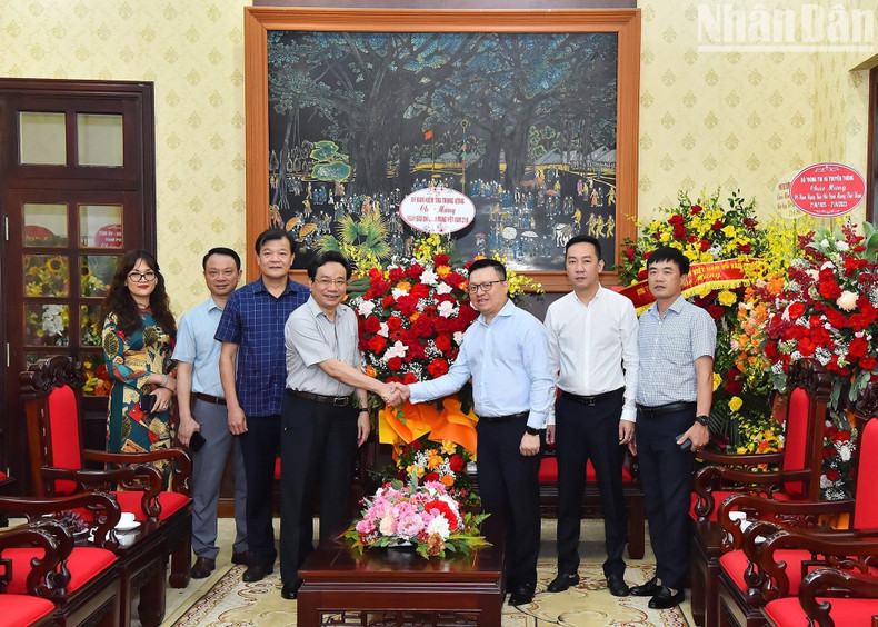 Vice Chairman of the Central Inspection Commission Nghiem Phu Cuong extended his congratulations to Nhan Dan Newspaper. Vice Chairman of the Central Inspection Commission Nghiem Phu Cuong extended his congratulations to Nhan Dan Newspaper.