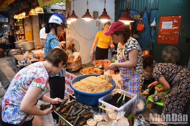 People buy fermented glutinous rice in the early morning before going to work. People buy fermented glutinous rice in the early morning before going to work.