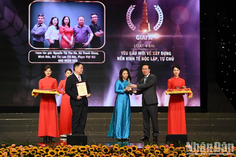 President Vo Van Thuong presents the A prize to a journalist of Nhan Dan Newspaper.