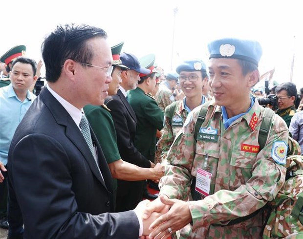 President Vo Van Thuong (L) bids farewells to officers deployed to the UN missions in South Sudan and Abyei on June 29. (Photo: VNA)