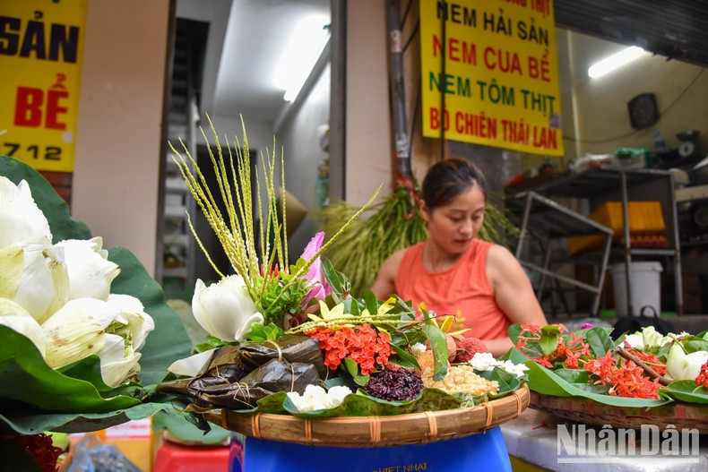 Shops selling flowers and decorative items also attract a large number of buyers. Shops selling flowers and decorative items also attract a large number of buyers.