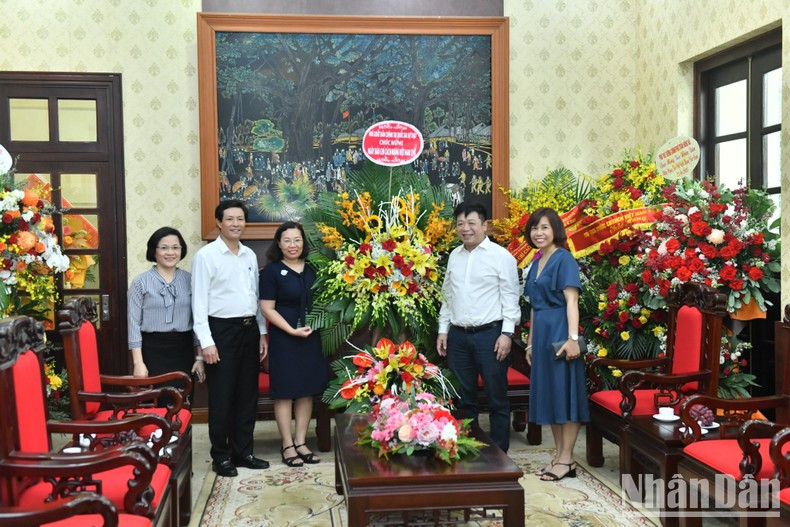A delegation of the National Political Publishing House extends congratulations to Nhan Dan Newspaper.
