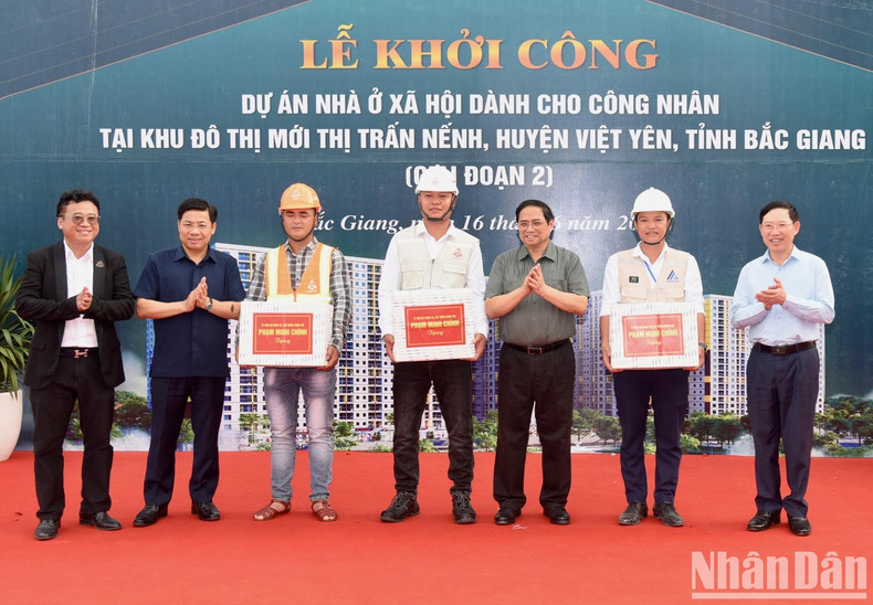 PM Pham Minh Chinh presents gifts to construction engineers and workers of the housing project. PM Pham Minh Chinh presents gifts to construction engineers and workers of the housing project.