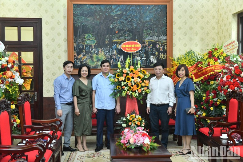 A delegation of the Vietnam Public Sector Union extends congratulations to Nhan Dan Newspaper.