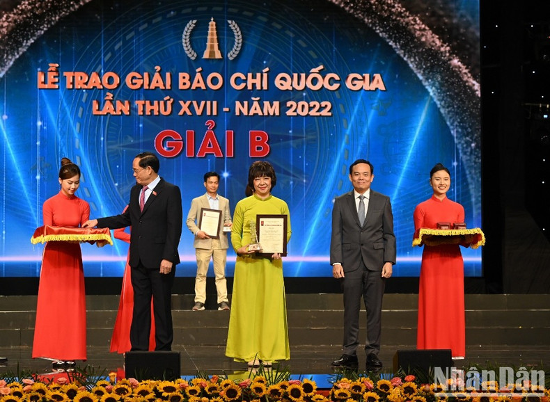 A journalist from Nhan Dan receives a B prize of the National Press Awards.