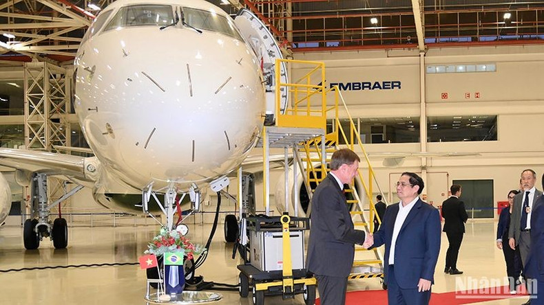 Prime Minister Pham Minh Chinh visits aerospace corporation Embraer.