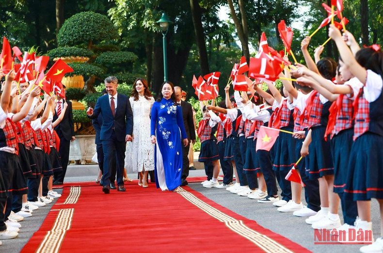 Earlier, Vice President Vo Thi Anh Xuan hosted a welcome ceremony for Danish Crown Prince Frederik and Crown Princess Mary. Earlier, Vice President Vo Thi Anh Xuan hosted a welcome ceremony for Danish Crown Prince Frederik and Crown Princess Mary.