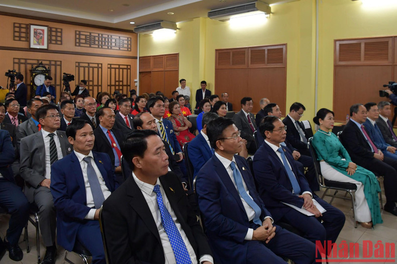Despite his busy schedule, President Nguyen Xuan Phuc still spends time visiting the Vietnamese Embassy and meeting the Vietnamese community in Thailand.
