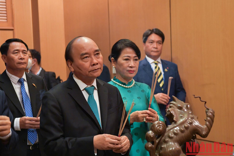 President Nguyen Xuan Phuc and his spouse offer incense to President Ho Chi Minh.