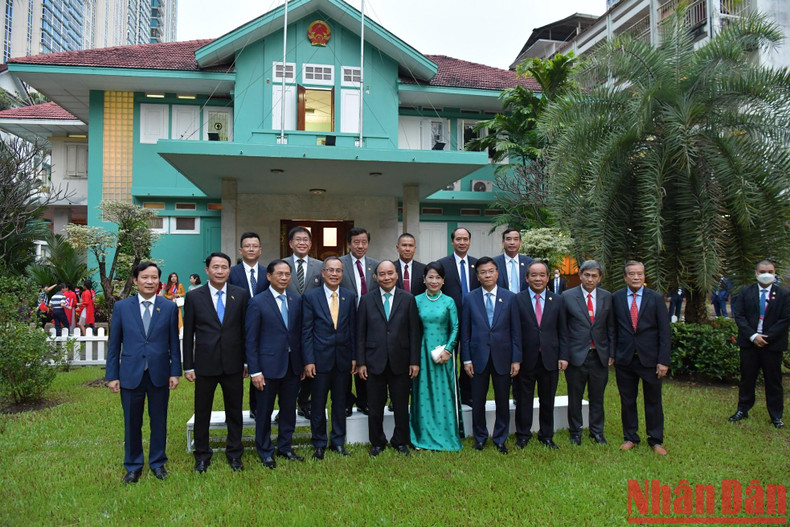 President Nguyen Xuan Phuc and his spouse pose for a photo with delegates at the meeting.