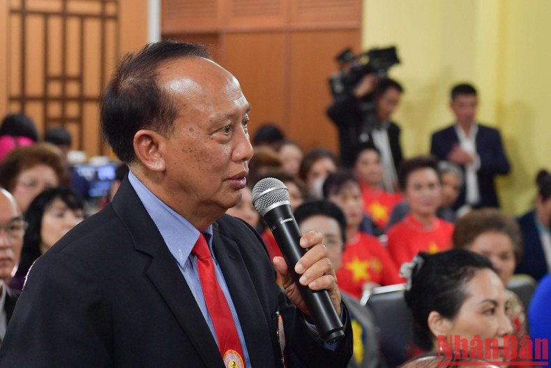 Nguyen Ngoc Thin, Chairman of the Vietnamese Association in Thailand, speaks at the event.