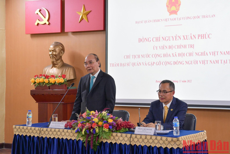 During the meeting, President Nguyen Xuan Phuc speaks with the Embassy staff and the Vietnamese community.