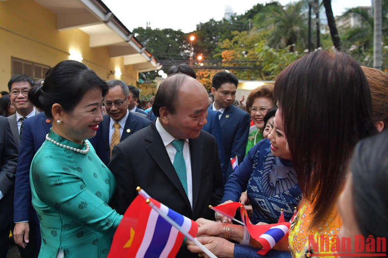 President Nguyen Xuan Phuc and his spouse inquire about the Vietnamese community in Thailand.