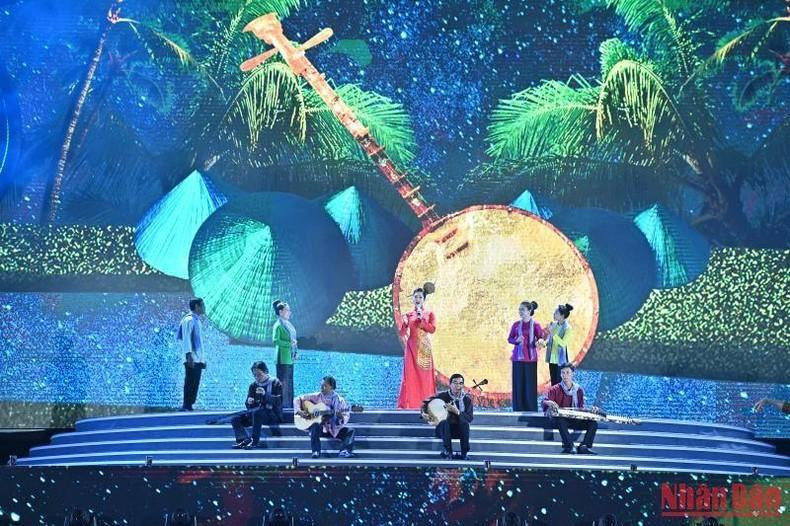 A performance of the art of don ca tai tu. A performance of the art of don ca tai tu.