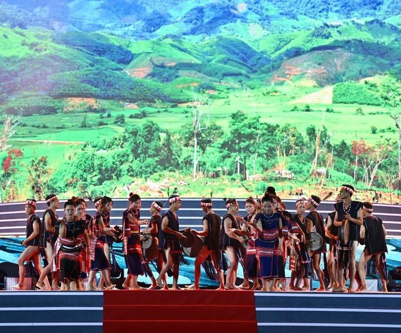 A performance of Central Highlands gongs. A performance of Central Highlands gongs.