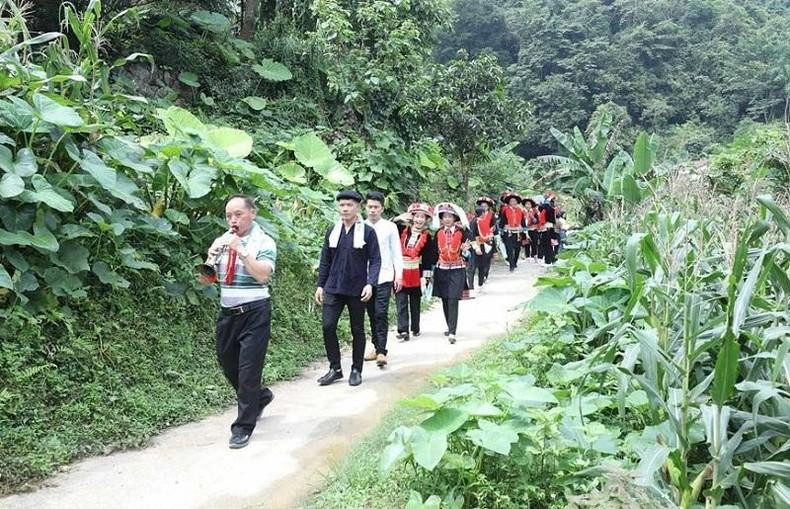 Lung Slang Village is 100% Dao and features distinctive wedding customs.